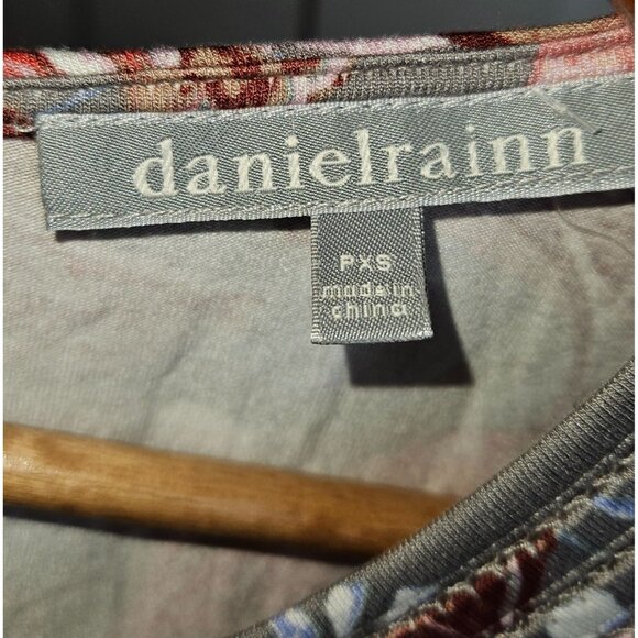 2/$35 Danielrainn Pullover Cap Sleeve Gray Foral Top Women Size Petite XS - Picture 6 of 8